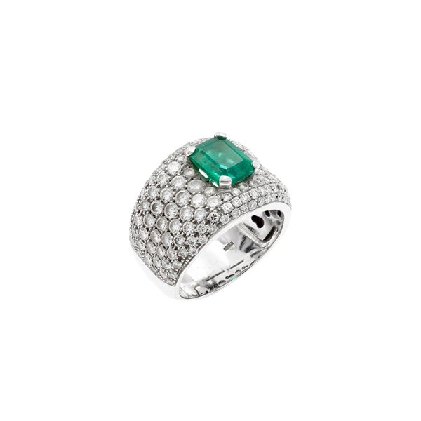 18kt white gold with natural emerald and diamonds ring