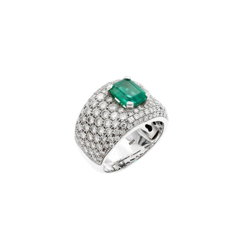 Anello in oro bianco 18kt con smeraldo naturale ct 1,30 e diamanti ct 2