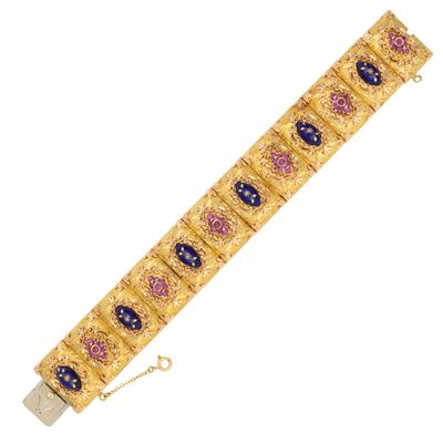 Bracciale in oro giallo 18kt, sbalzato ed inciso, con rubini e smalto blu