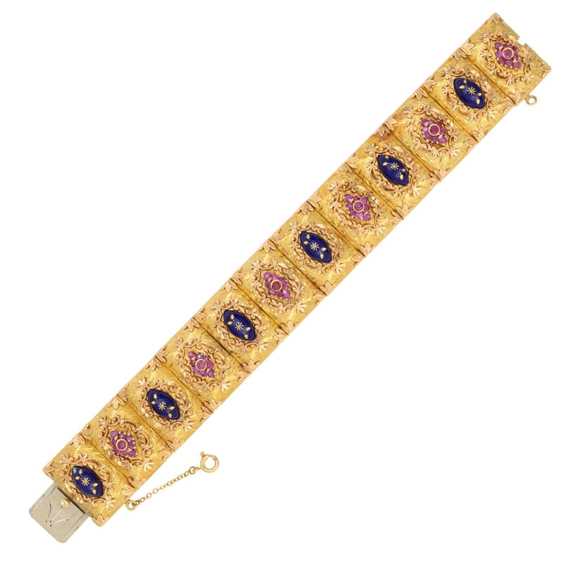 Bracciale in oro giallo 18kt, sbalzato ed inciso, con rubini e smalto blu