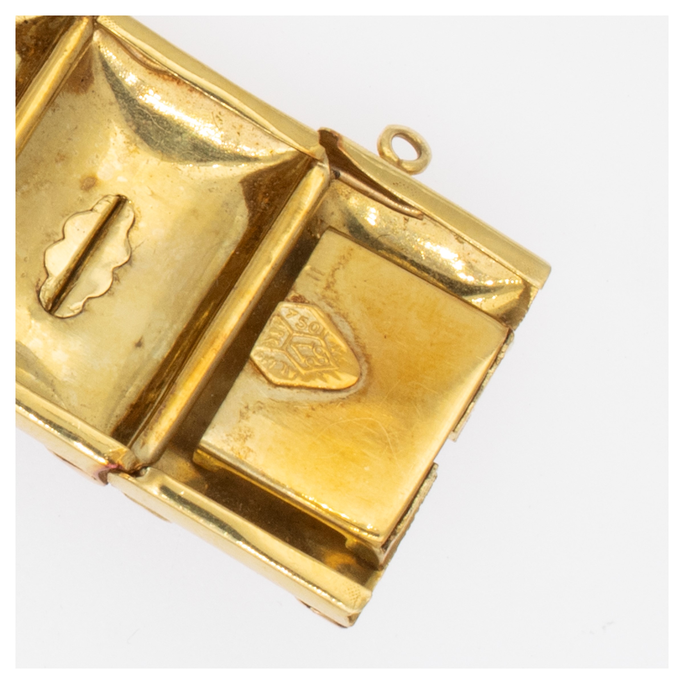 Bracciale in oro giallo 18kt, sbalzato ed inciso, con rubini e smalto blu