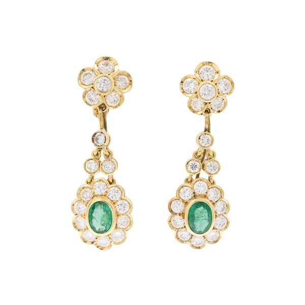 18kt yellow gold, emeralds and diamonds pendant earrings