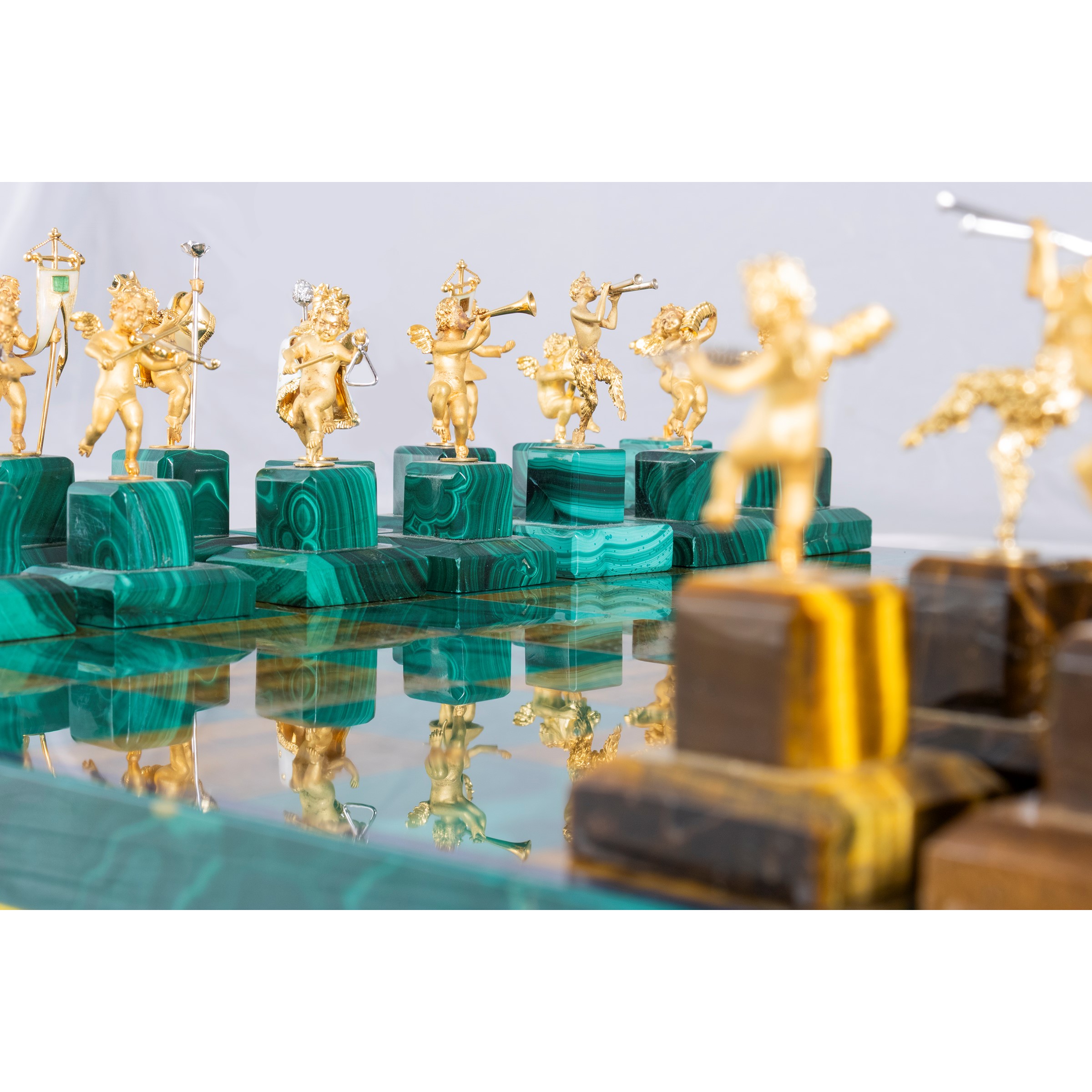 Scacchiera in oro giallo 18kt con malachite, occhio di tigre e profilo in lapislazzulo