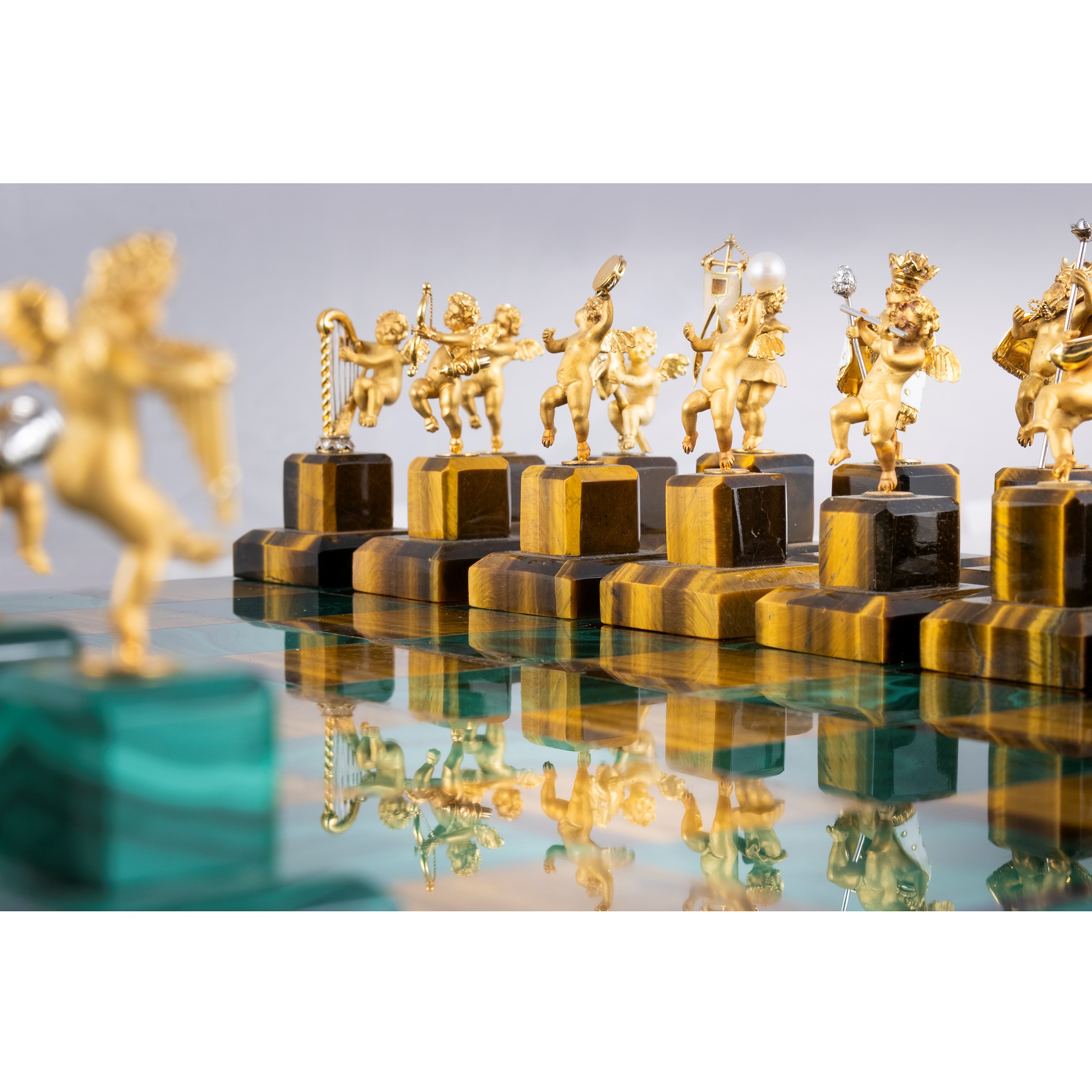 Scacchiera in oro giallo 18kt con malachite, occhio di tigre e profilo in lapislazzulo