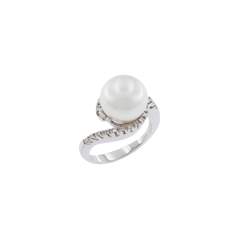 Anello in oro bianco 18kt perla coltivata e diamanti