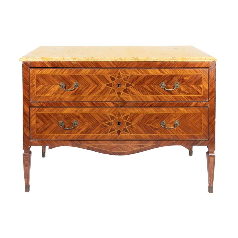 Coppia di cassettoni lastronati e filettati in legni vari