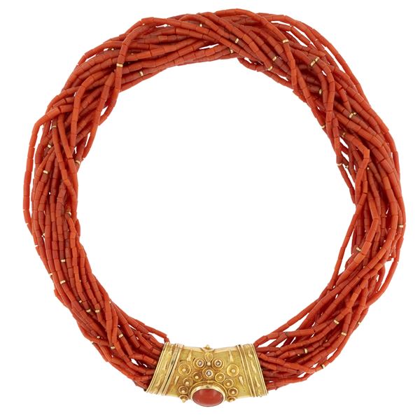 Collana a torchon composta da fili di perline tubolari in corallo rosso