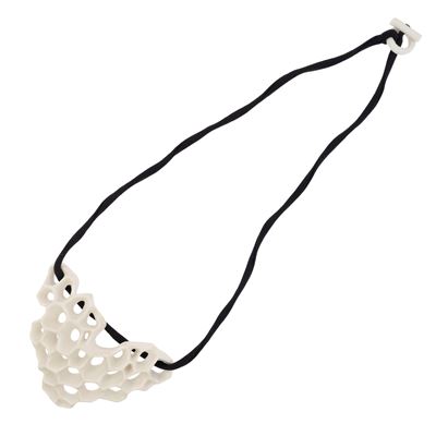 Collana serie “Hive” in porcellana modellata a mano
