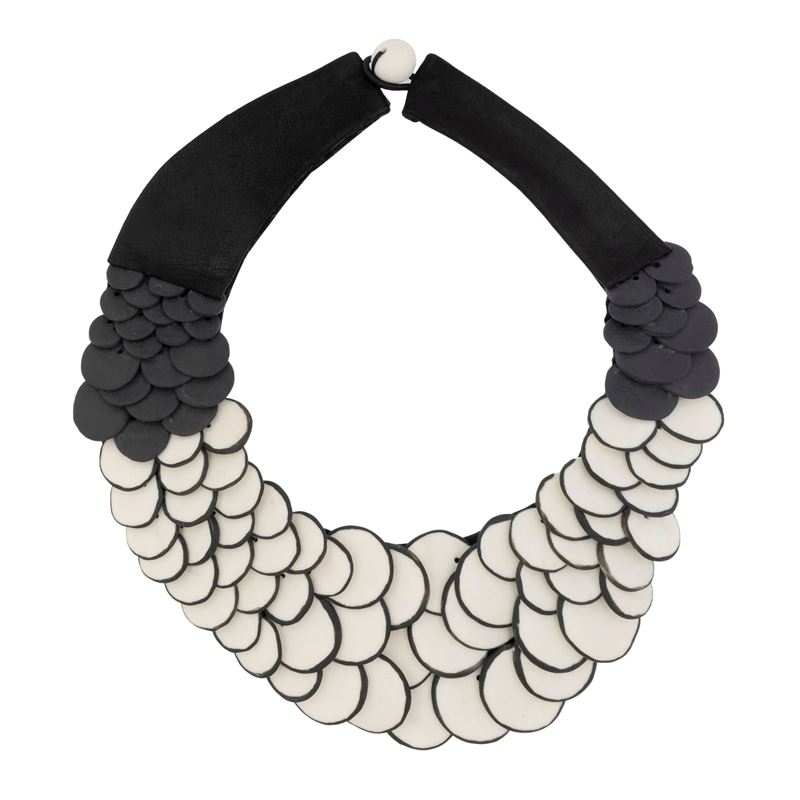 Rita Miranda - Collana serie Piume in porcellana bianca e nera