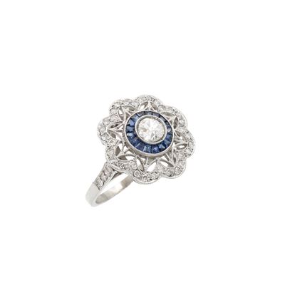 Anello Decò in platino con diamante taglio brillante antico e zaffiri taglio carrè