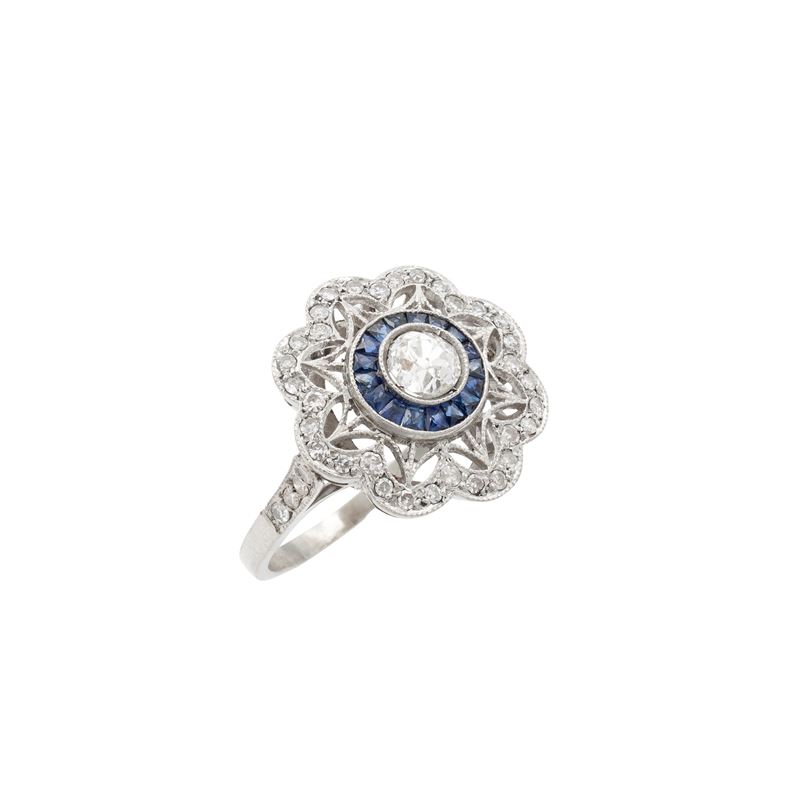 Anello Decò in platino con diamante taglio brillante antico e zaffiri taglio carrè