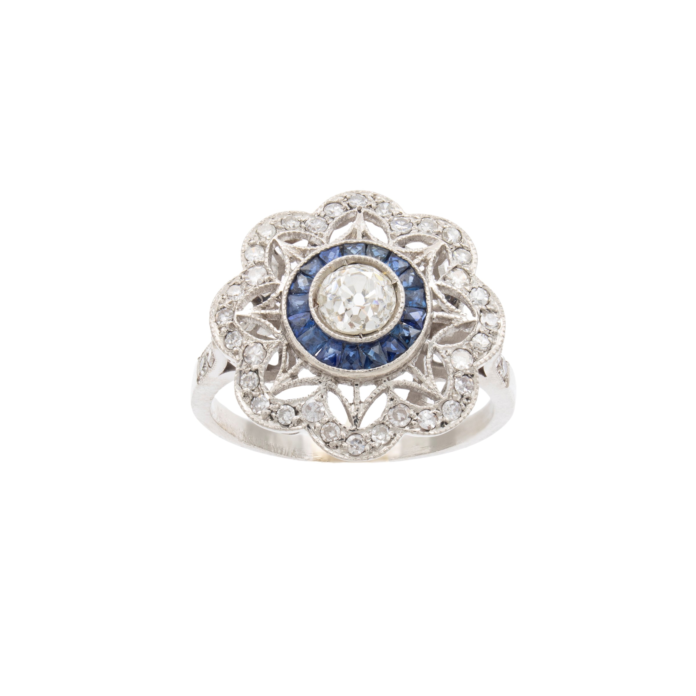 Anello Decò in platino con diamante taglio brillante antico e zaffiri taglio carrè