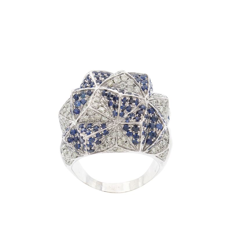 Anello a motivo geometrico in oro bianco 18kt