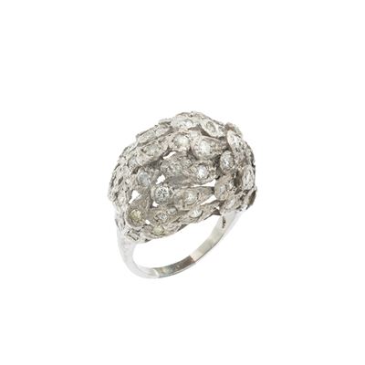 Anello in oro bianco martellato 18kt con diamante taglio brillante di ct 2,50