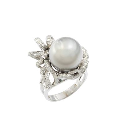 Anello in oro bianco 18kt con perla grigia South Sea e diamanti taglio huit-huit