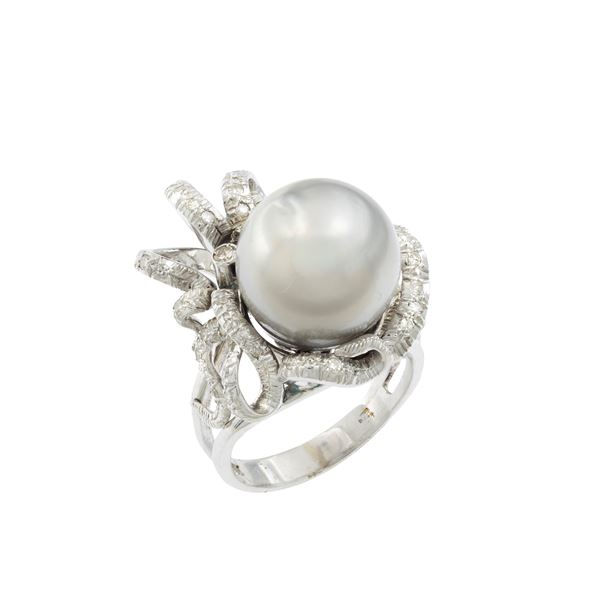 18kt white gold with South Sea gray pearl and diamonds ring