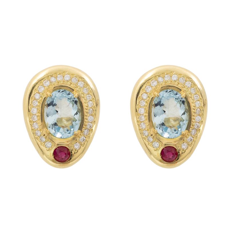 Orecchini a lobo in oro giallo 14kt con topazi azzurri, dimensioni 2,6x1,9 cm