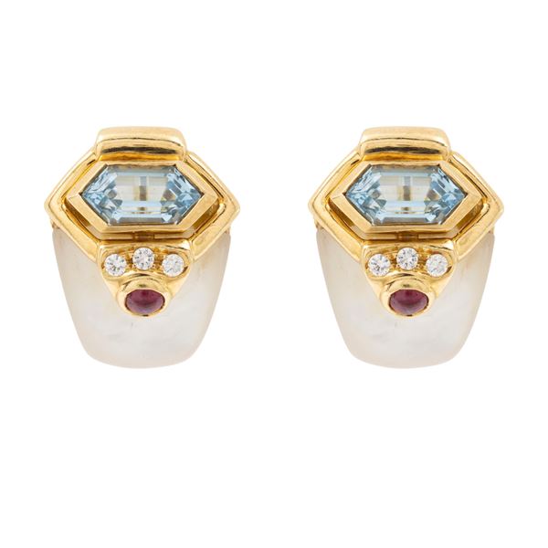 18kt yellow gold and mother of pearl lobe earrings