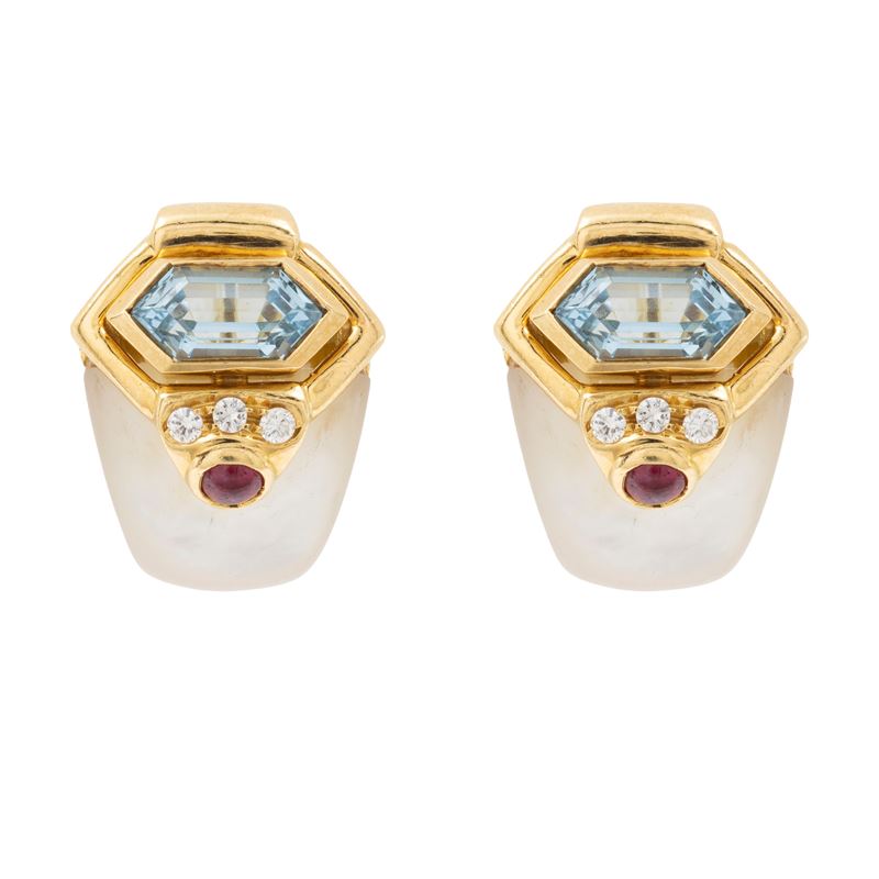 Orecchini a lobo in oro giallo 18kt e madreperla