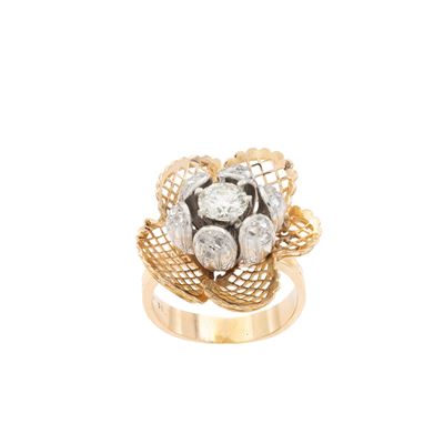 Anello a motivo floreale in oro giallo e bianco 18 kt con diamante taglio brillante