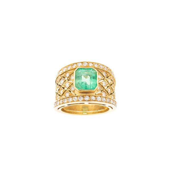 18kt yellow gold ring with natural Columbian emerald