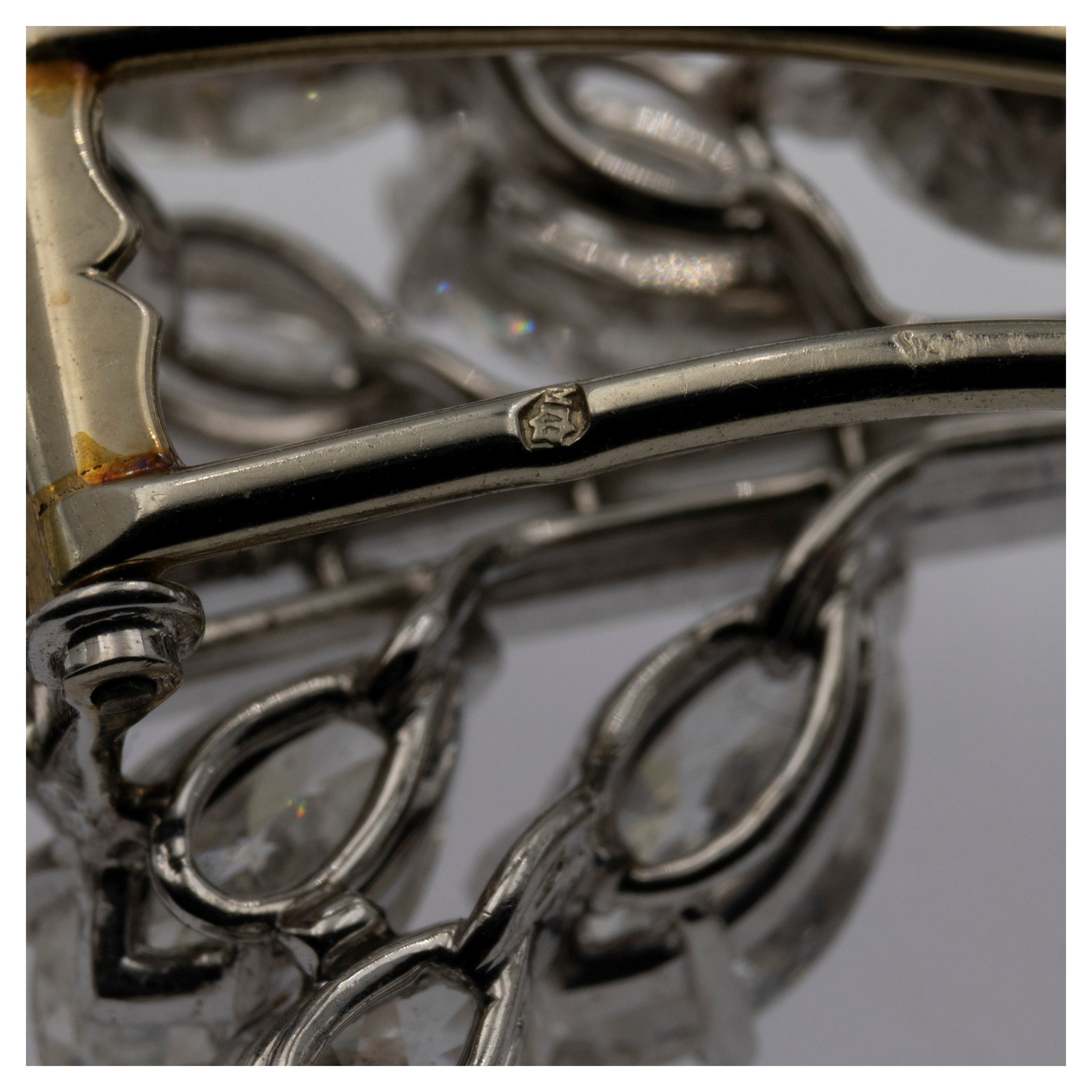 Spilla ramage in oro bianco 18kt e diamanti naturali