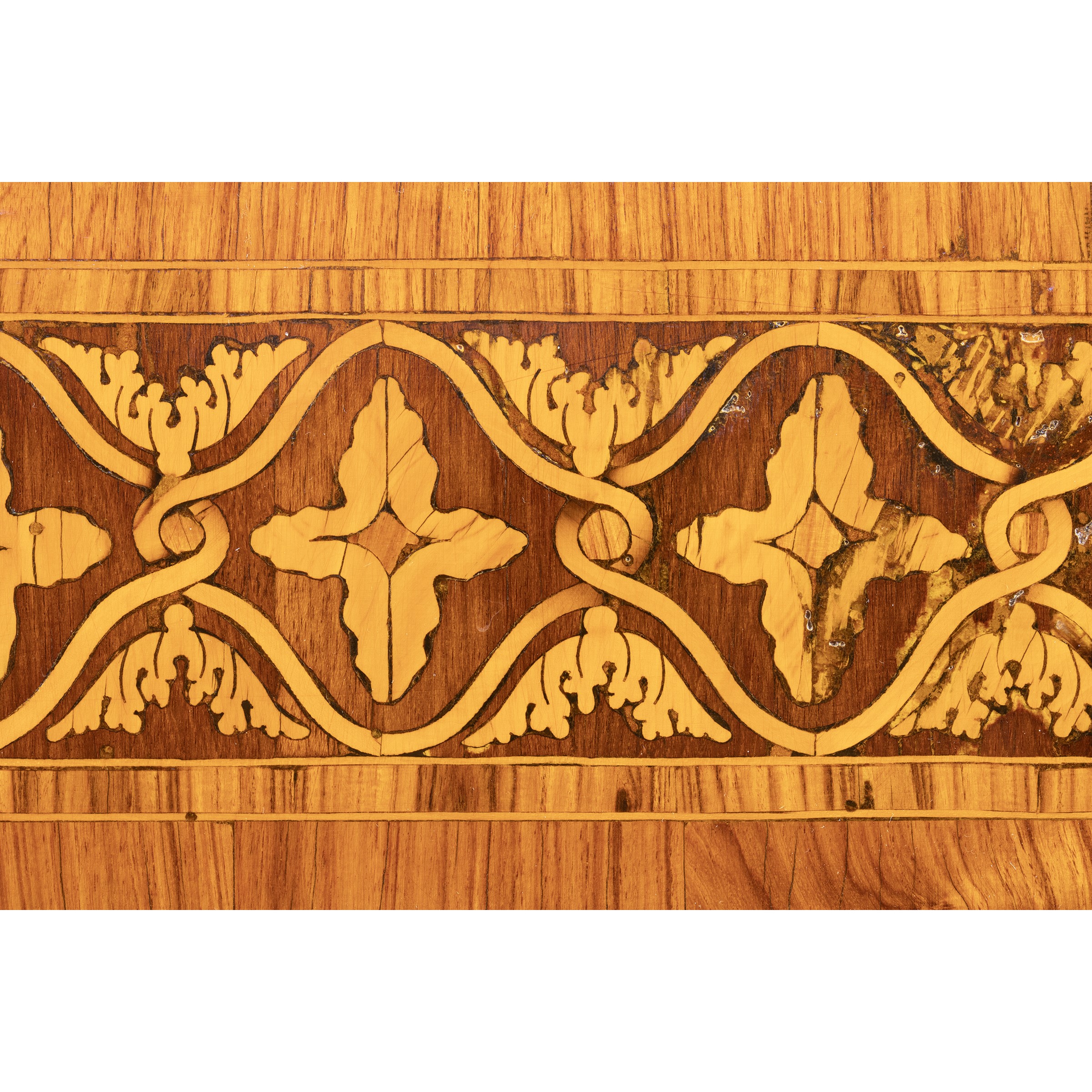 Cassettone lastronato ed intarsiato in legni vari