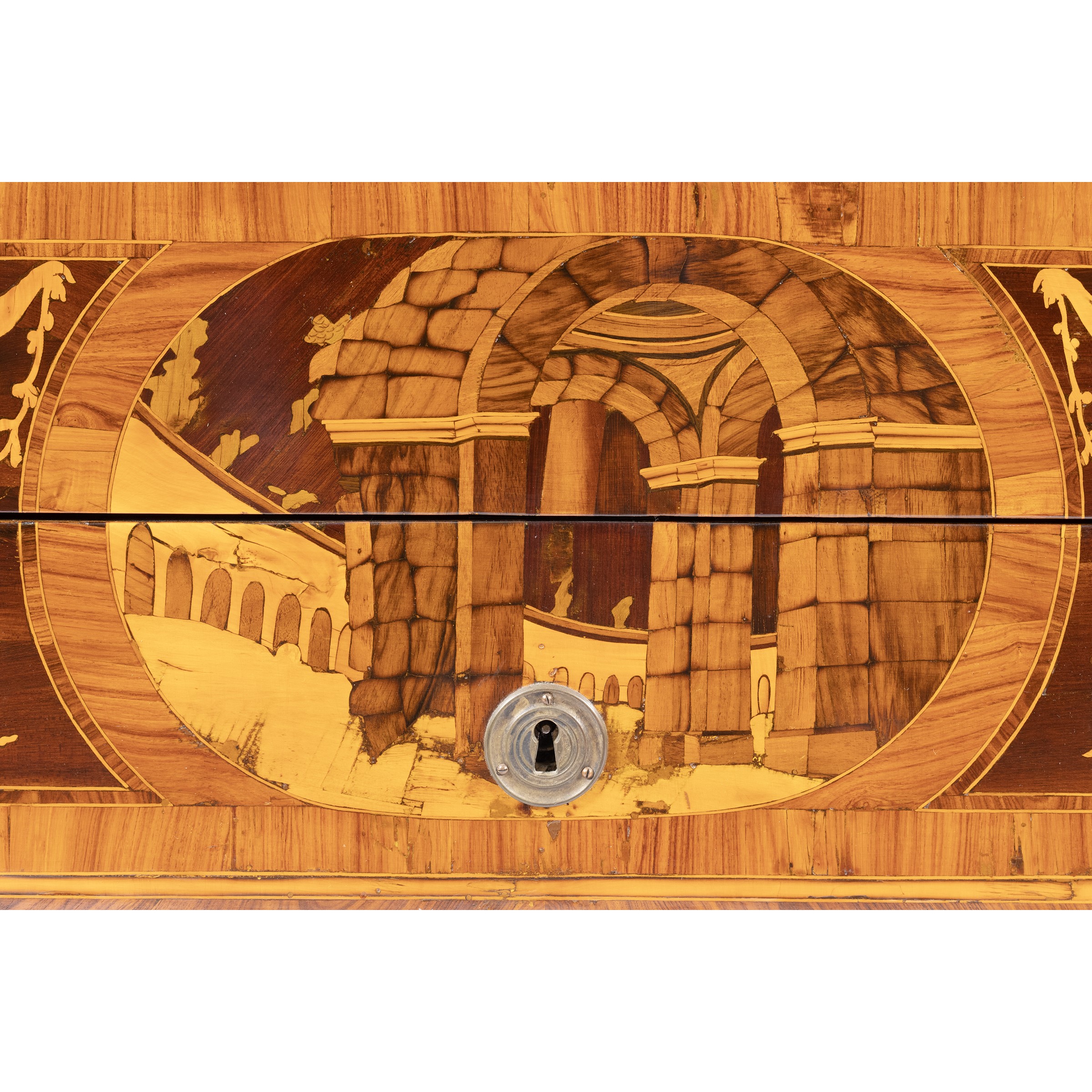 Cassettone lastronato ed intarsiato in legni vari