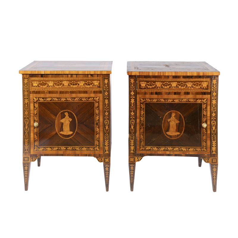 Coppia di comodini impiallacciati in legni vari