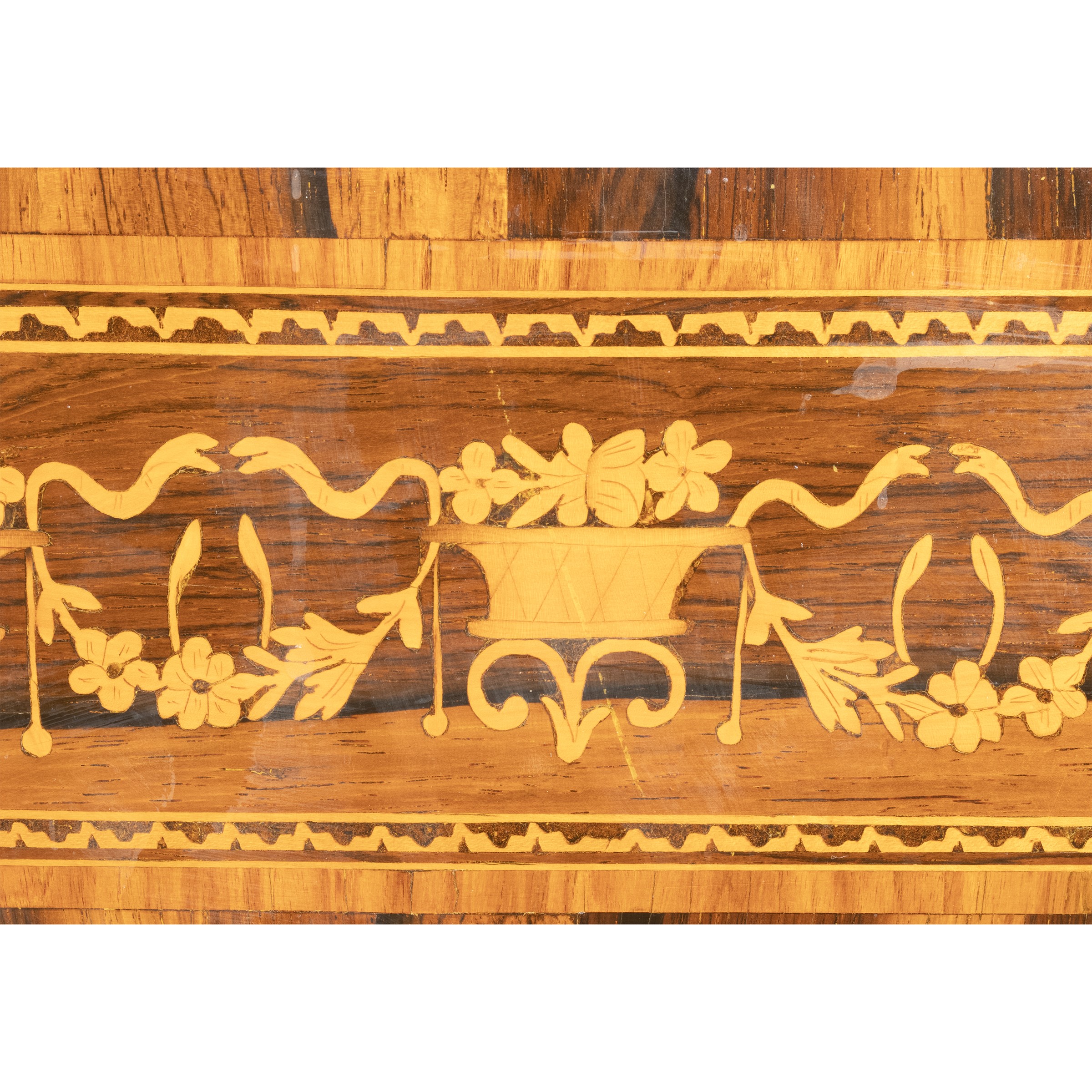 Coppia di comodini impiallacciati in legni vari