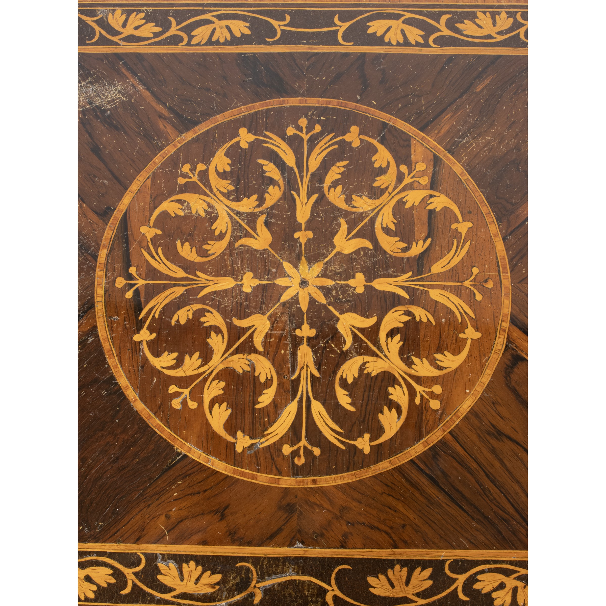 Coppia di comodini impiallacciati in legni vari