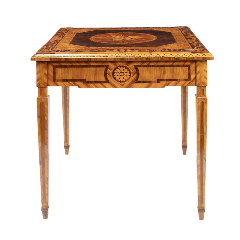 Tavolo da gioco intarsiato con piano reversibile