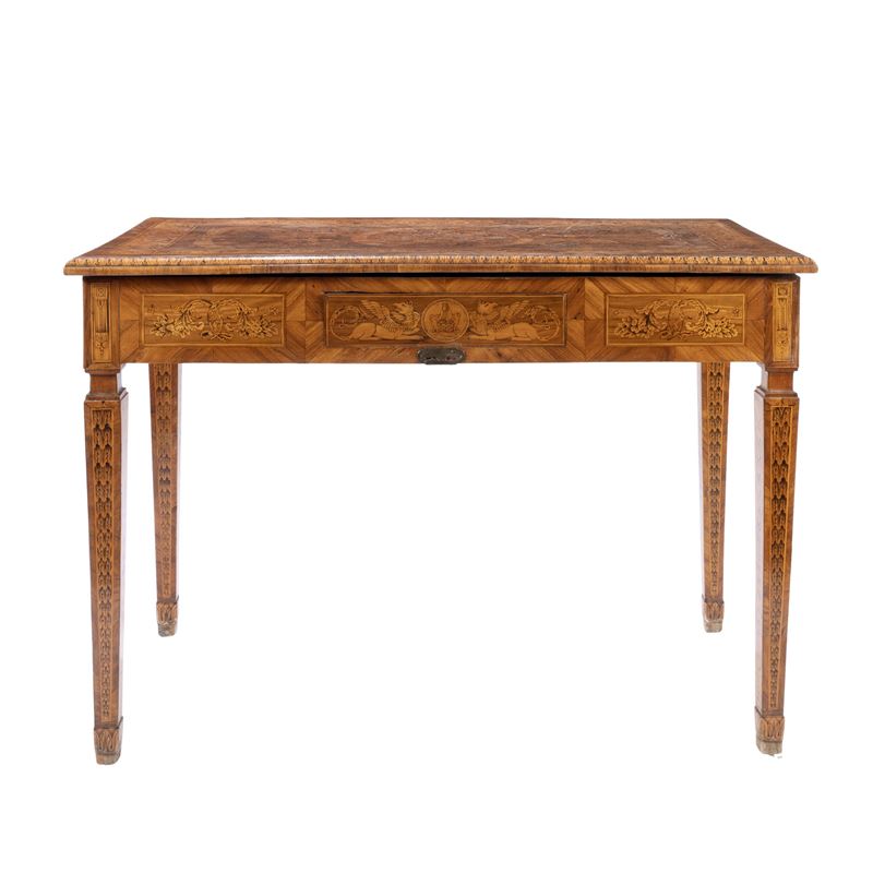 Tavolo scrittoio da centro impiallacciato in legni vari