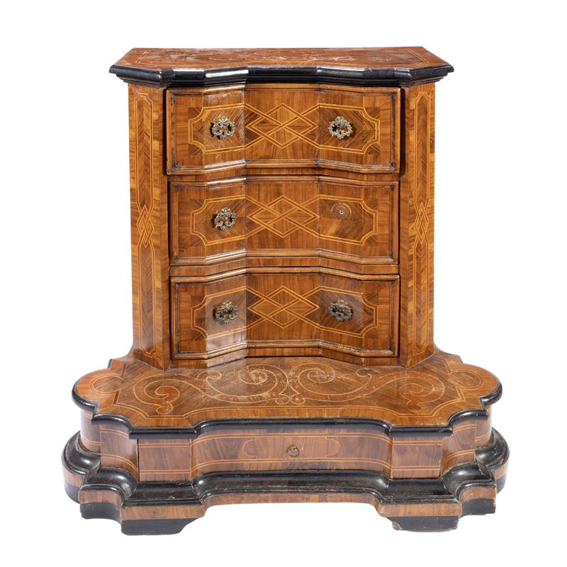 Inginocchiatoio intarsiato in legni vari