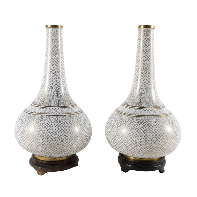 Coppia di vasi a bottiglia in smalto cloisonnè e bronzo dorato