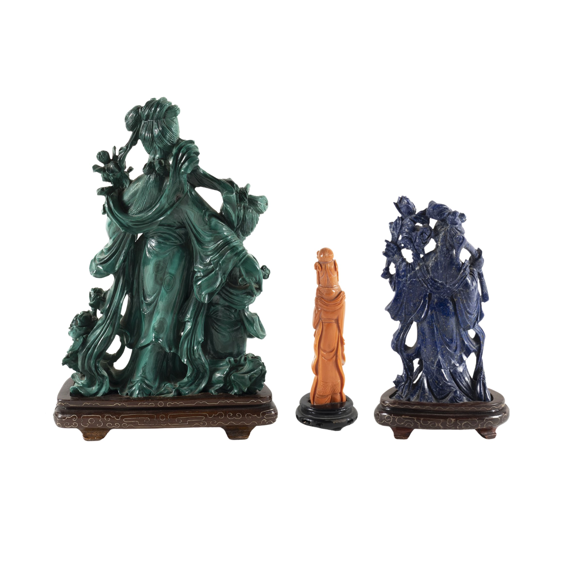 Gruppo di Tre Sculture in Pietre Dure e Corallo, Raffiguranti Guanyin