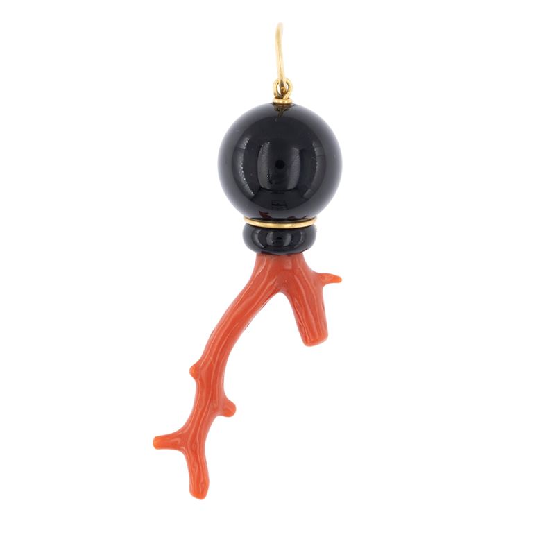 Pendente in oro giallo 18kt ramo di corallo e onice nero