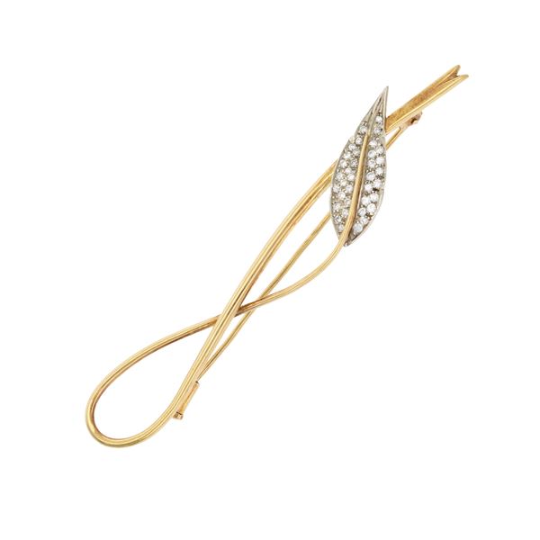 Spilla a foglia in oro a due colori 18kt e diamanti