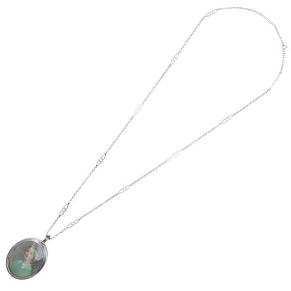 Antico pendente in argento e miniatura raffigurante figura femminile