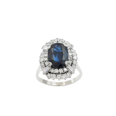 Anello in oro bianco 18kt con zaffiro naturale ovale e diamanti