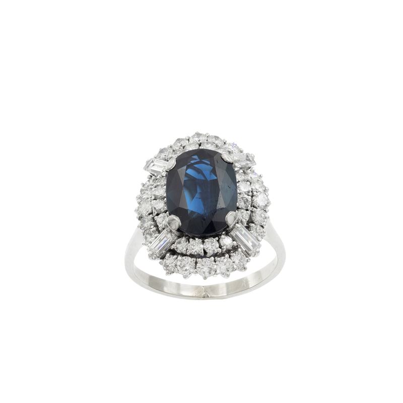 Anello in oro bianco 18kt con zaffiro naturale ovale e diamanti