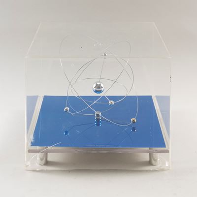 Produttore Lorenz, Orologio da tavolo modello Action Art in metallo e perspex