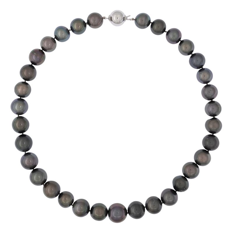 Collana a un filo, perle di Tahiti con chiusura in oro bianco 18kt