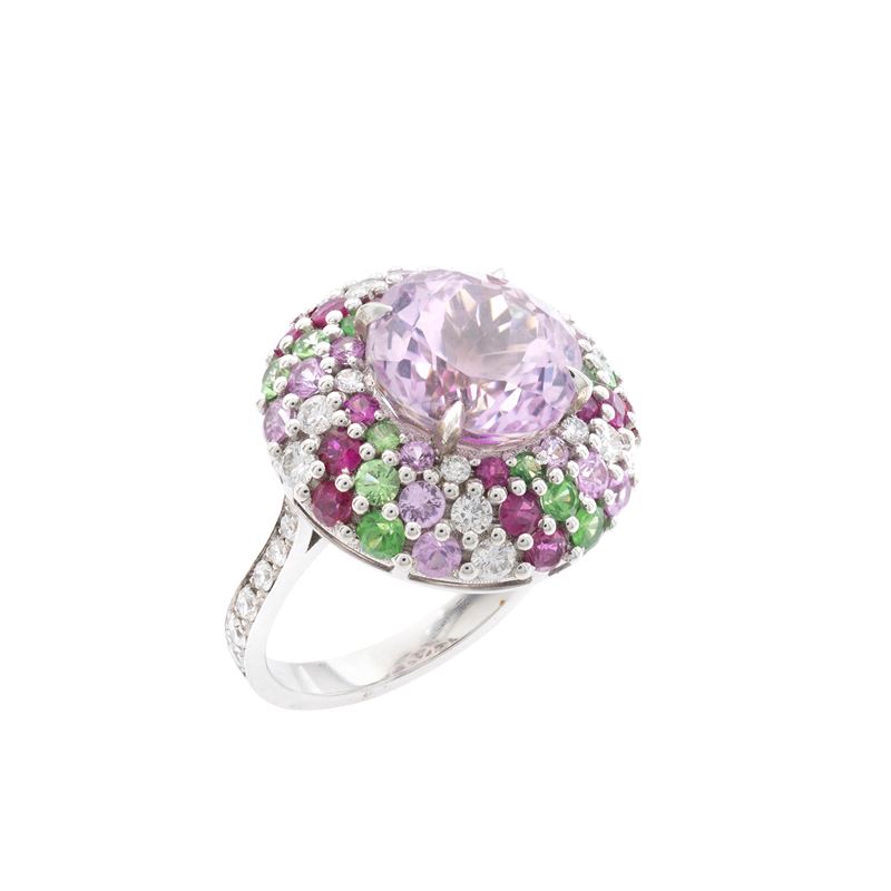 Anello in oro bianco 18kt con Kunzite di circa 6 ct, diamanti, rubini e peridoti