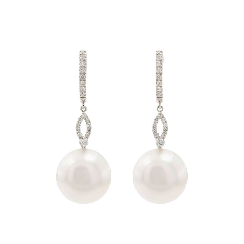 Orecchini pendenti in oro bianco 18kt con perle South Sea e diamanti