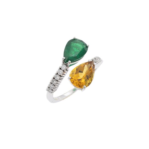 18kt white gold with emerald and heliodor contrarié ring