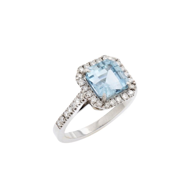 Anello in oro bianco 18kt acquamarina naturale e diamanti