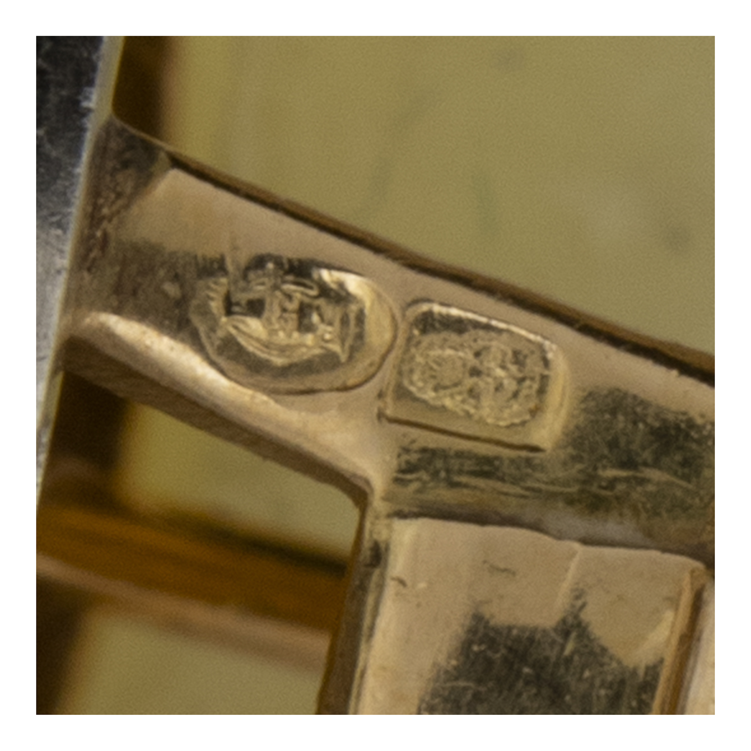 Demi parure geometrica, spilla e orecchini in oro giallo e bianco 18kt con diamanti