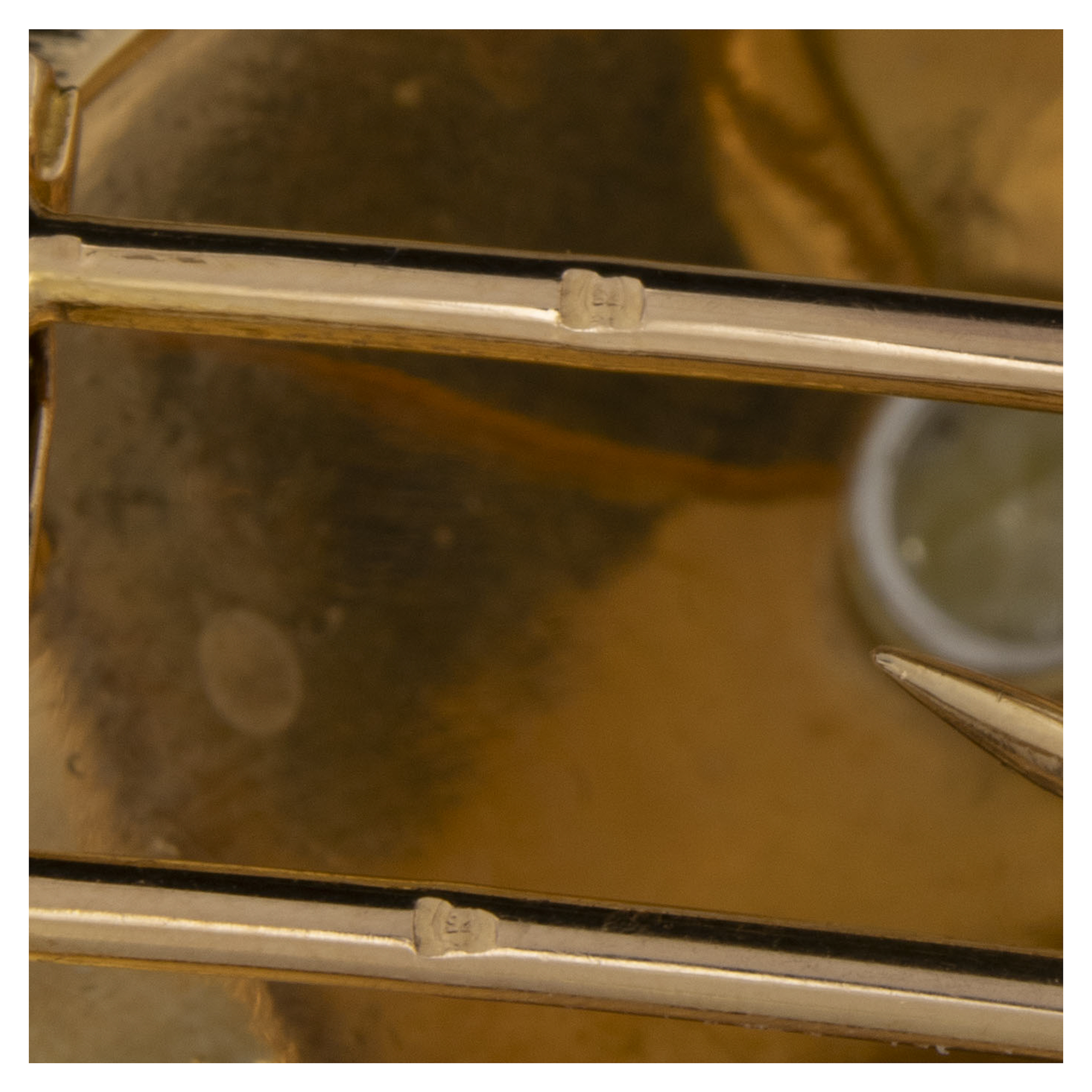 Demi parure geometrica, spilla e orecchini in oro giallo e bianco 18kt con diamanti