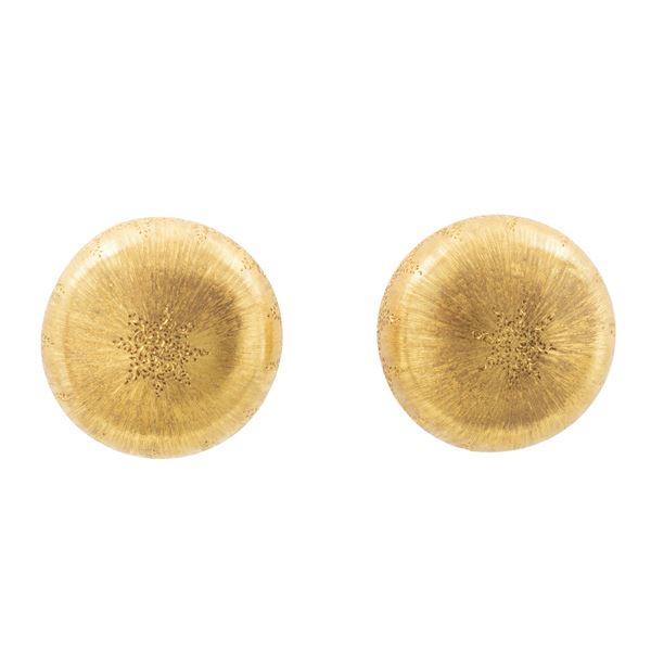 Button shaped lobe earrings